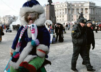Torikuvaajan apina haukottelee ja miliisi päivystää Vladivostokissa tammikuisena pakkaspäivänä.