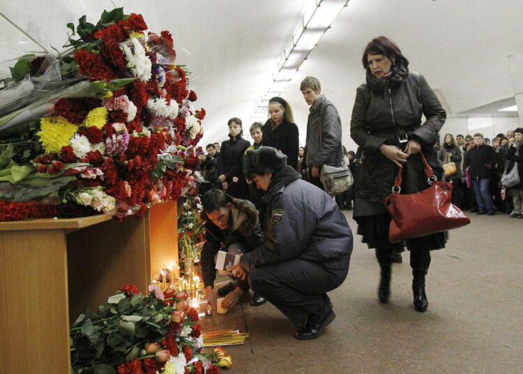 Moskovassa jätettiin keskiviikkona edelleen kukkia uhrien muistoksi Lubjankan metroasemalla.