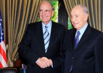 Israelin nykyinen presidentti Shimon Peres toimi 1970-luvun puolivälissä maan puolustusministerinä. Kuvassa Peres (oik.) yhdessä Yhdysvaltain erikoislähettilään George Mitchellin kanssa vajaat kolme viikkoa sitten.