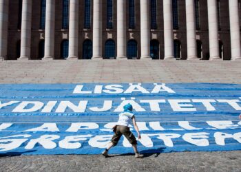 Eduskuntatalon portaat peittyivät suuresta ydinvoiman vastaisesta lakanasta tiistaina.