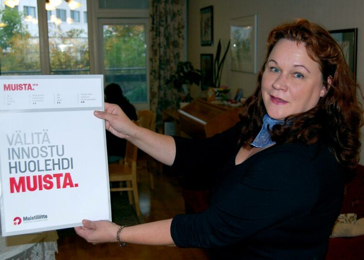 Kehittämispäällikkö Virpi Rasinahon mukaan muistisairaat jäävät usein vaille kipeästi tarvitsemaansa tukea ja hoitoa.