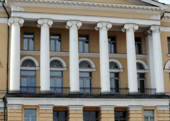 Vapaan sivistysyliopiston kehittäminen on yliopistoväen uuden työryhmän keskeinen tavoite. Kuvassa Helsingin yliopiston päärakennusta.