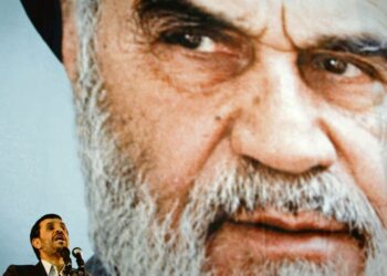 Iranin presidentti Mahmud Ahmadinejadin ja maan korkeimman johtajan ajatollah Ali Khamenein välien epäillään rakoilevan. Tästä huolimatta presidentti vahvisti kesäkuun alussa pitämäänsä puhetta suurella kuvalla ajatollahista.
