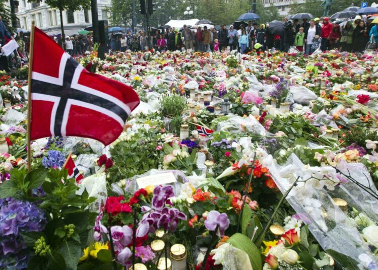 Kukkameri Oslon keskustassa pommiräjähdyksen ja joukkosurman uhrien muistolle.