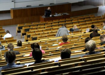 Opiskelijat valmistautuvat luentoon Helsingin kauppakorkeakoulussa.