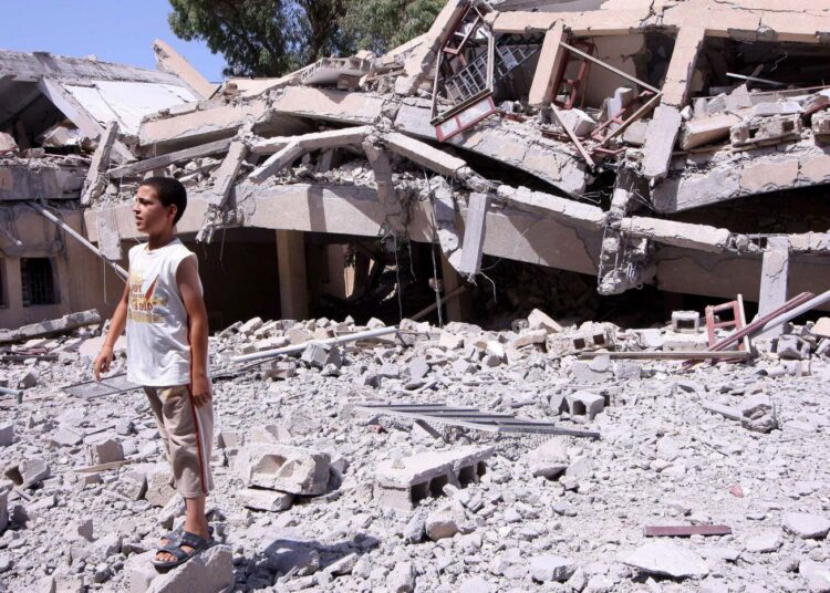 Libyalaispoika koulunsa raunioilla.