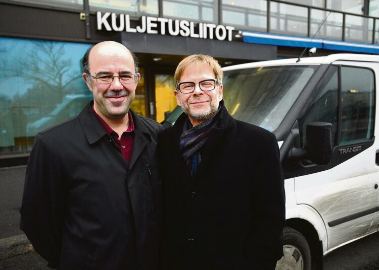 Harri Pasanen (vas.) seuraa AKT:n sihteerinä ja liiton vasemmistoryhmän vetäjänä eläkkeelle tällä viikolla siirtynyttä Jussi Koivusta.
