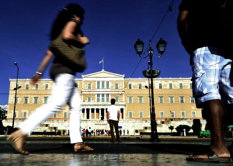 Kreikkalaiset äänestivät parlamenttiinsa täysremontin. Monet olivat jo maanantaina valmiit mitätöimään kansan ilmaiseman tahdon.
