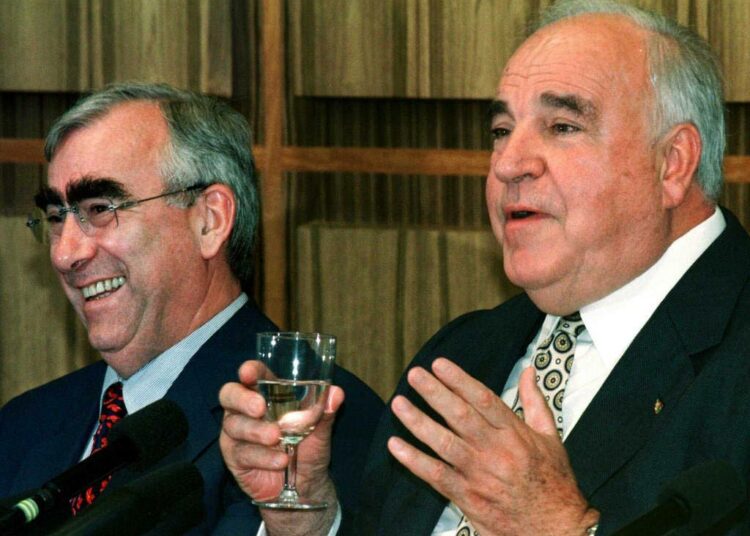 Valtiovarainministeri Theo Waigel ja liittokansleri Helmut Kohl vähättelivät 1990-luvun lopussa taloudeltaan eurokelvottoman Italian muodostamaa ongelmaa rahaunionille.