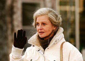 Kaukana poissa on kertomus miehestä, joka 40 aviovuoden jälkeen menettää vaimonsa Alzheimerin taudille. Kuvassa Julie Christie.