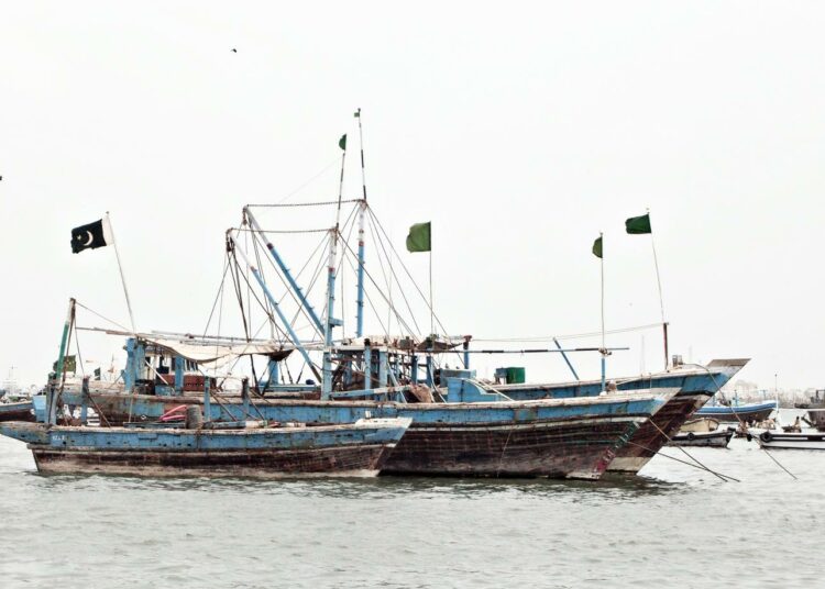Kalastusaluksia Karachin satamassa Pakistanissa.