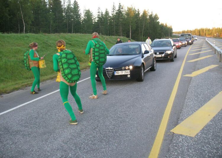 Turtleseiksi pukeutuneet mielenosoittajat sulkivat Olkiluodon ydinvoimalaan johtavan tien lauantaina 11. elokuuta.