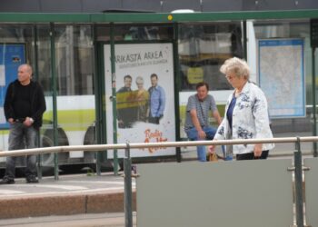 Esimerkki yksityistämisen kummallisuuksista: Helsinki on myynyt parhaat tiedotusalustat, pysäkkikatokset monikansalliselle yritykselle ja joutuu maksamaan kovan hinnan, jos itse haluaa tiedottaa niissä.