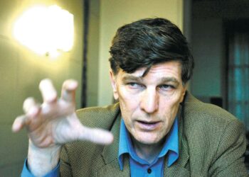 Esko-Juhani Tennilä on myös lastenkirjailija, mutta tänä keväänä on Koillisväylää tarkastelevan tietokirjan aika.