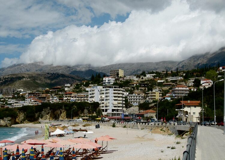 Albanian Rivieraksi kutsuttu Himara on kaksikielinen. Suurin osa asukkaista puhuu sekä albaniaa että kreikkaa.