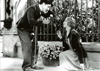 Charlie Chaplinin klassikko kaupungin valot on tarina kulkurista, miljonääristä ja sokeasta kukkaistytöstä. Kuvassa Charles Chaplin ja Virginia Cherrill.