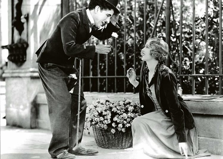 Charlie Chaplinin klassikko kaupungin valot on tarina kulkurista, miljonääristä ja sokeasta kukkaistytöstä. Kuvassa Charles Chaplin ja Virginia Cherrill.