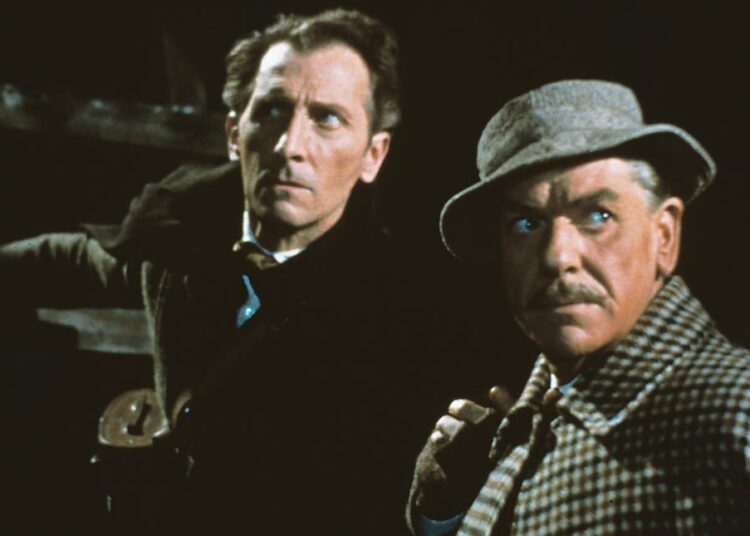 Dekkariklassikossa Sherlock Holmes (Peter Cushing) ja tohtori Watson (Andre Morell) tutkivat nummilla kummittelevan koiran arvoitusta.