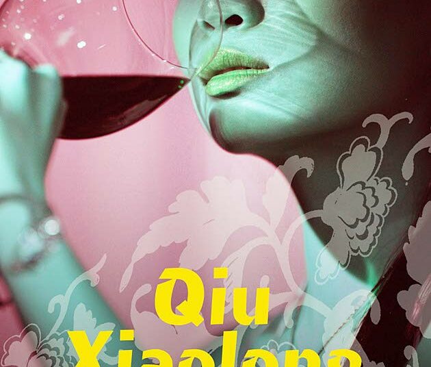 Qiu Xiaolong työskentelee kiinan kielen ja kirjallisuuden professorina Yhdysvalloissa.