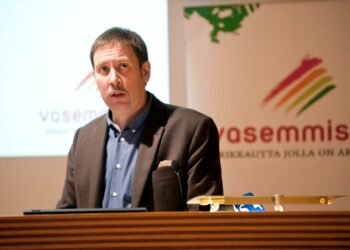 Paavo Arhinmäki puhui vasemmistoliiton puoluevaltuustolle.