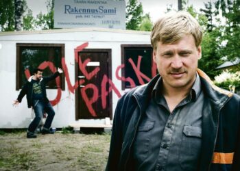 Kotirauha on näytelmäelokuva Sami Luodosta (Samuli Edelmann), nelikymppi-sestä perheenisästä, joka haluaa menestyä isänsä lailla.