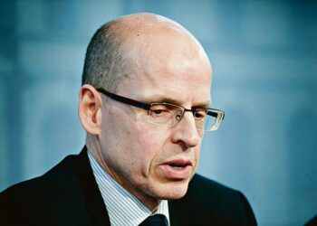 Valtiosihteeri Martti Hetemäen johtama asiantuntijaryhmä suosittaa sopeutuksen jaksottamista.