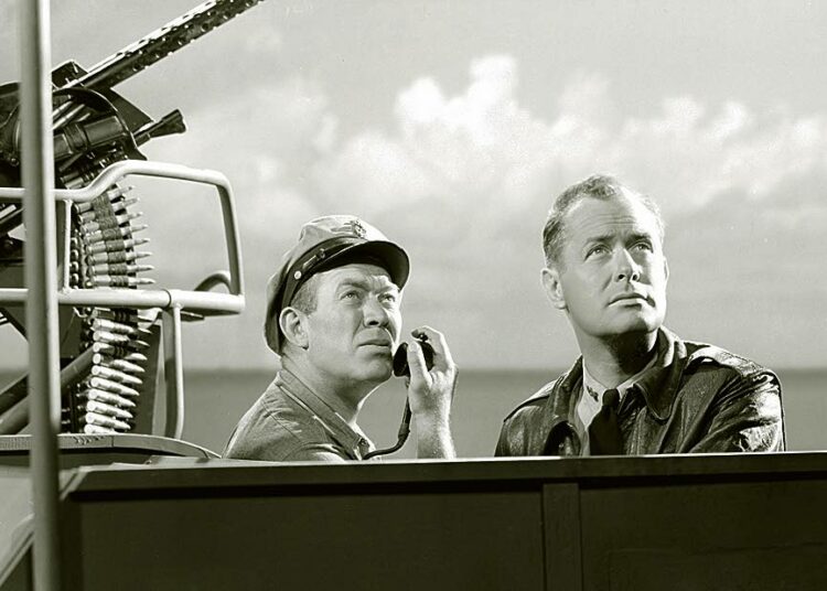 He antoivat kaikkensa on heti sodan jälkeen valmistunut elokuva torpedovenelaivueen vaiheista Filippiineillä. Kuvassa Ward Bond (vas.) ja Robert Montgomery.