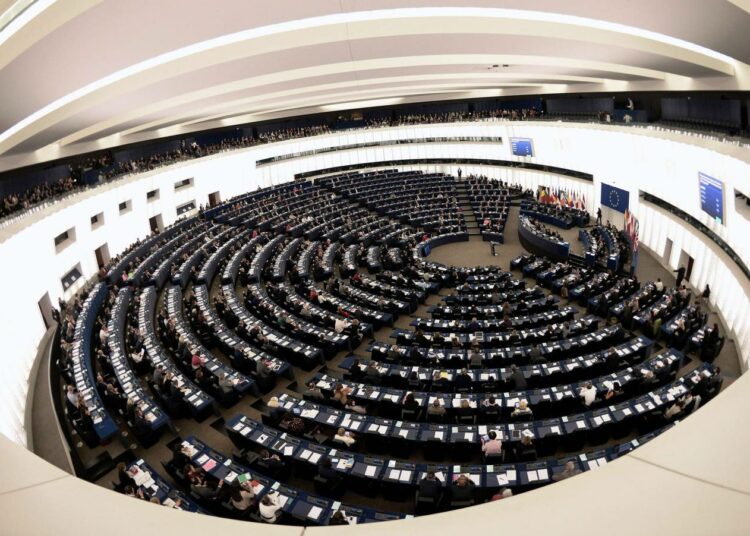 Europarlamentti elää omassa kuplassaan, komission valintaa arvosteltiin keskiviikkona.