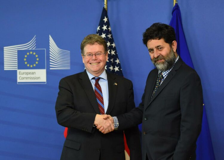 TTIP-sopimuksen pääneuvottelijat Dan Mullaney Yhdysvalloista ja Ignacio Garcia Bercero EU:sta aloittivat maanantaina kädenpuristuksella uuden kierroksen. Nyt Kreikka kuitenkin uhkaa kaataa sopimuksen.