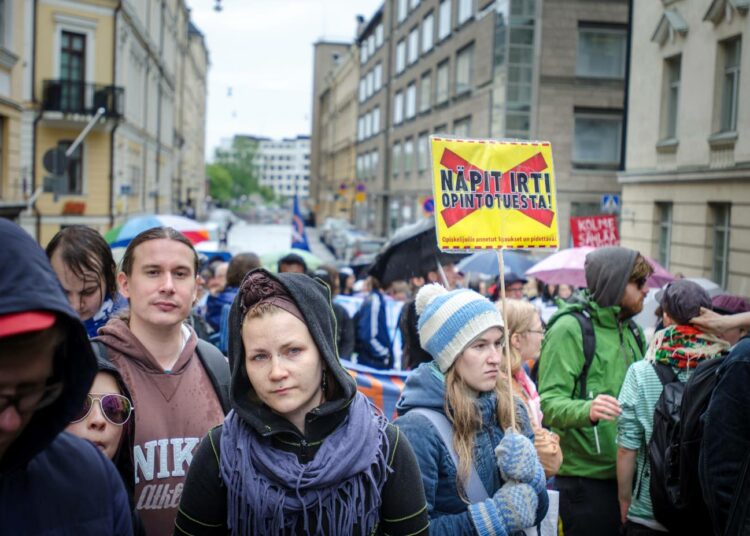 Opiskelijat protestoivat koulutusleikkauksia toukokuussa Helsingissä.
