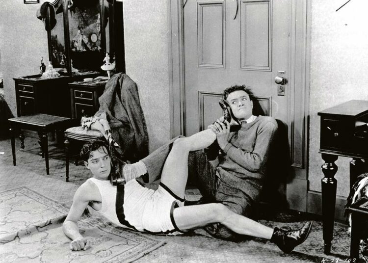 Hyppyä, soutua ja rakkautta on komedia lukutoukan maineen saaneesta opis-kelijasta. Kuvassa vasemmalla Ronald (Buster Keaton).