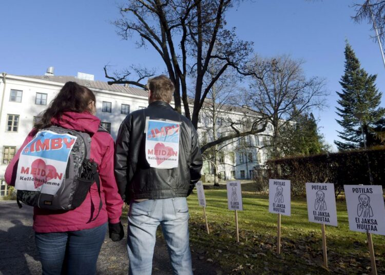 Kellokosken sairaalalla Tuusulassa järjestettiin ulosmarssi lokakuussa sairaalan lakkauttamista vastaan. Uudenmaan Vasemmistoliitto visioi sairaalalle uutta tulevaisuutta.