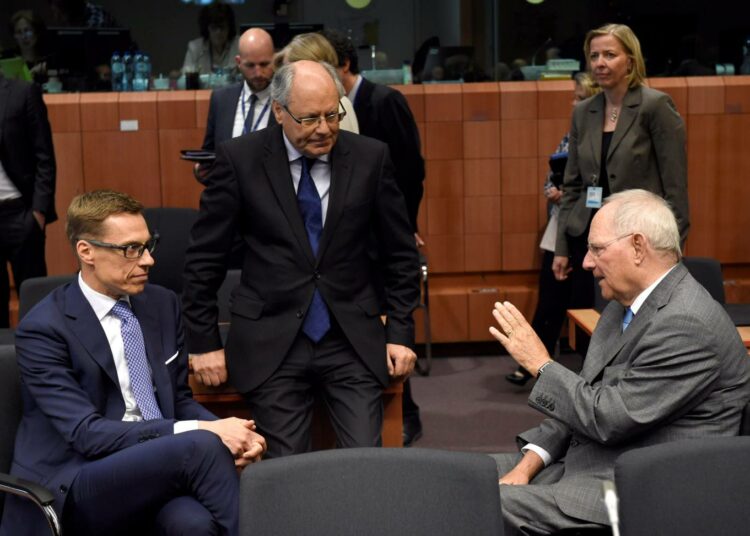 Kreikka muistutti taas kesän kynnyksellä euron ongelmista. Euroryhmän kokoukseen 24.5. osallistuivat muun muassa valtiovarainministeri Alexander Stubb sekä maltalaiskollega Edward Scicluna ja Saksan valtiovarainministeri Wolfgang Schäuble.