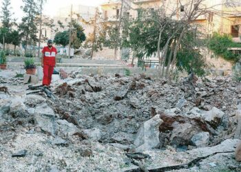 Tynnyripommien tuhoama terveysasema Aleppossa.