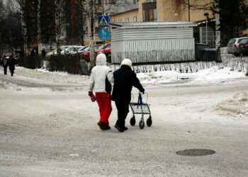 Yli puolet täyden kansaneläkkeen saajista on naisia.