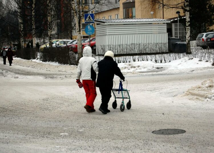 Yli puolet täyden kansaneläkkeen saajista on naisia.
