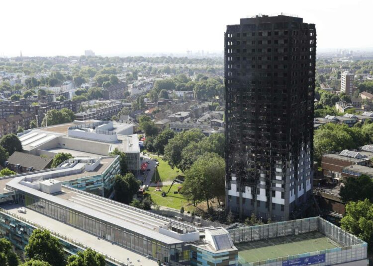 Grenfell Tower Lontoon Kensingtonissa on palon jälkeen surullinen näky. Torstaina iltapäivällä palon tiedettiin surmanneen ainakin 17 ihmistä.