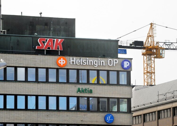 SAK:n tunnukset ovat kuuluneet Metallitalon ilmeeseen.