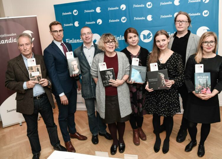 Tieto-Finlandia -ehdokkaat yhteiskuvassa: Martti Backman, Alexander Stubb, Karo Hämäläinen, Riitta Kylänpää, Hanna Nikkanen, Jenni Räinä, Vesa Ranta ja Eeva Eronen.