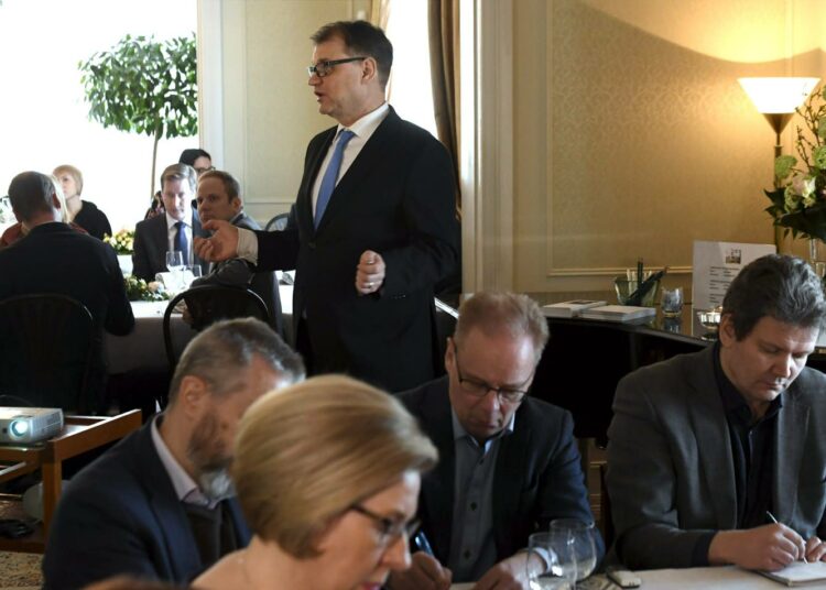 Pääministeri Juha Sipilä politiikan toimittajien lounastilaisuudessa virka-asunnollaan Kesärannassa torstaina.