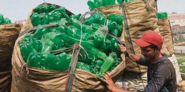Tyhjiä muovipulloja puretaan keräyslastista Pakistanin Lahoressa. Tänä päivänä yhä suurempi osa yhdyskuntajätteestä poltetaan kaatopaikoille hautaamisen sijaan.