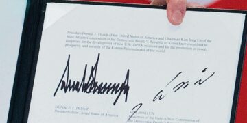 Trump ja Kim allekirjoittivat dokumentin, jossa mainitaan Yhdysvaltojen Pohjois-Korealle antamat turvatakuut ja Pohjois-Korean täysi ydinaseriisunta, mutta näitä ei avata.