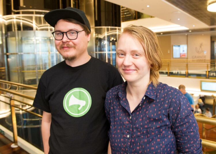 Jasu Setälä ja Sofia Leppä pitävät vasemmistoliiton uudesta logosta.