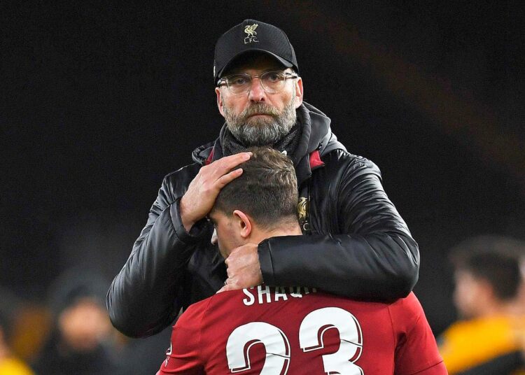 Liverpoolin saksalainen päävalmentaja Jürgen Klopp on kertonut äänestävänsä aina vasemmistoa. Kuvassa etualalla Liverpoolin keskikenttäpelaaja Xherdan Shaqiri.