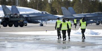 Kirjoittajan mukaan hävittäjät työllistävät. Kuvassa ilmavoimien henkilökuntaa.