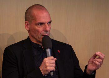 Gianis Varoufakis puhumassa Berliinissä huhtikuussa.
