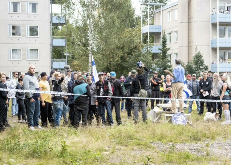 Mielenilmaus Forssan vastaanottokeskuksen läheisyydessä elokuussa 2016. Paikalle oli poliisin mukaan kokoontunut satakunta mielenosoittajaa ja runsaasti yleisöä seuraamaan tapahtumaa.