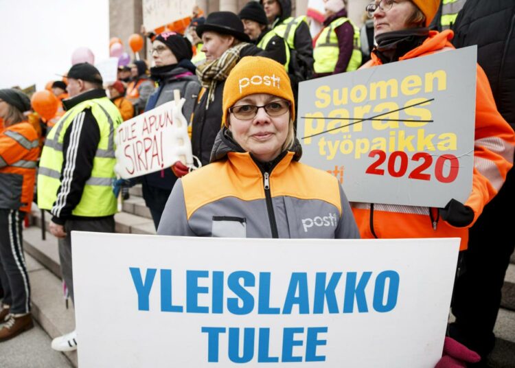 Samaan aikaan kun SAK:n edustajisto pitää kokoustaan, manasivat eduskuntatalolla mieltään osoittaneet postilaiset jo yleislakkoa. Myös turkulainen postinjakaja Johanna Majalahti otti osaa mielenosoitukseen.