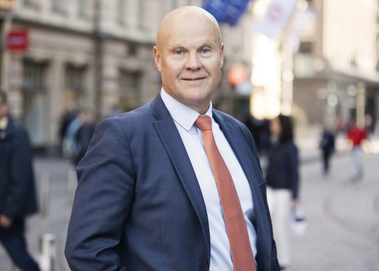 Vitkuttelu samapalkkaisuuden edistämisessä kiukuttaa STTK:n puheenjohtajaa Antti Palolaa.