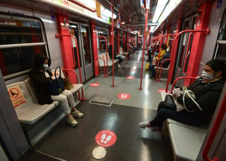 Milanon metrossa on lattiaan merkitty suositellut etäisyydet seisomapaikoille.